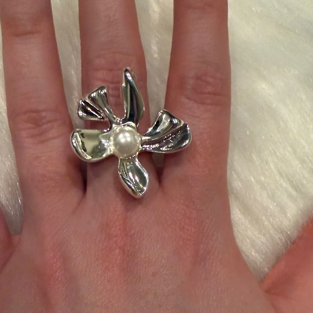 925 sterling Silver Floral Ring with freshwater Pearl Detail